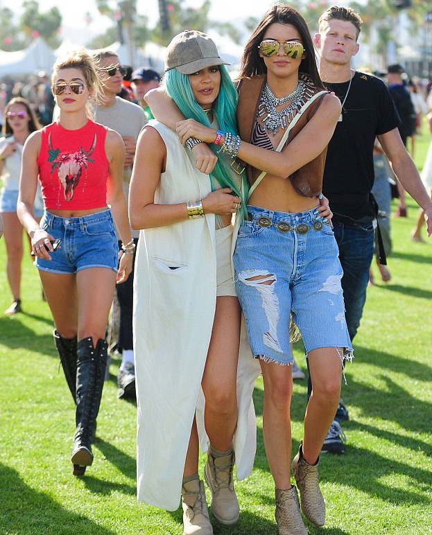 Hai em cô Kim tung tăng dự liên hoan âm nhạc - 12 Kendall Jenner