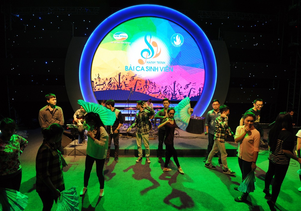 Các đội tổng duyệt chương trình trước khi bước vào cuộc thi chung kết chính thức