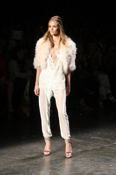Những hình ảnh quyến rũ về siêu mẫu Anh trên sàn catwalk - 4 Rosie Huntington trình diễn trong show của Animale, January 2012