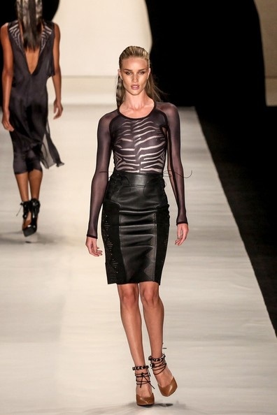 Những hình ảnh quyến rũ về siêu mẫu Anh trên sàn catwalk - 5 Rosie Huntington trình diễn trong show của Animale, June 2012