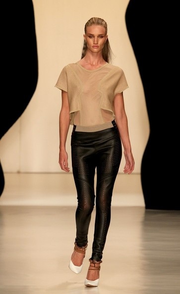Những hình ảnh quyến rũ về siêu mẫu Anh trên sàn catwalk - 6 Rosie Huntington trình diễn trong show của Animale, June 2012