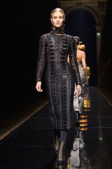 Những hình ảnh quyến rũ về siêu mẫu Anh trên sàn catwalk - 9 Rosie Huntington trình diễn trong show của Balmain, Fall 2014