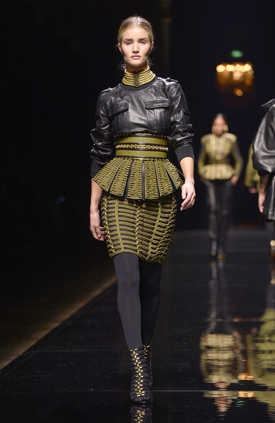 Những hình ảnh quyến rũ về siêu mẫu Anh trên sàn catwalk - 10 Rosie Huntington trình diễn trong show của Balmain, Fall 2014