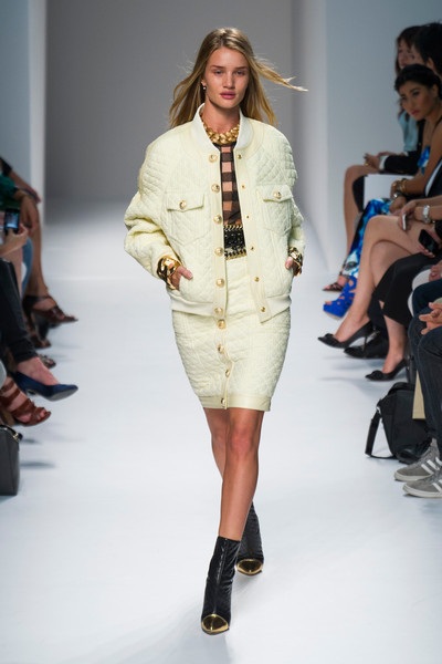 Những hình ảnh quyến rũ về siêu mẫu Anh trên sàn catwalk - 11 Rosie Huntington trình diễn trong show của Balmain, Spring 2014