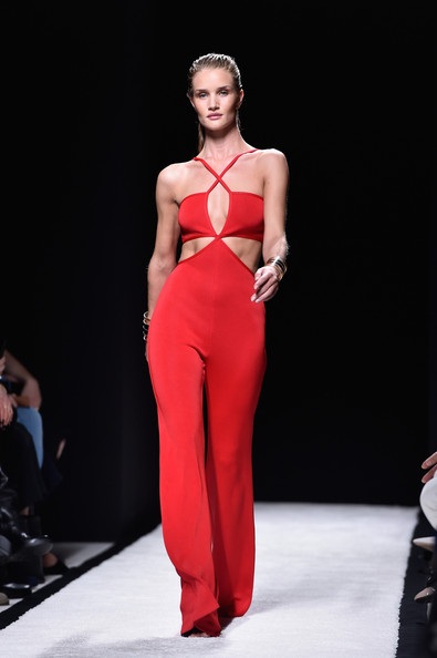 Những hình ảnh quyến rũ về siêu mẫu Anh trên sàn catwalk - 12 Rosie Huntington trình diễn trong show của Balmain, Spring 2015