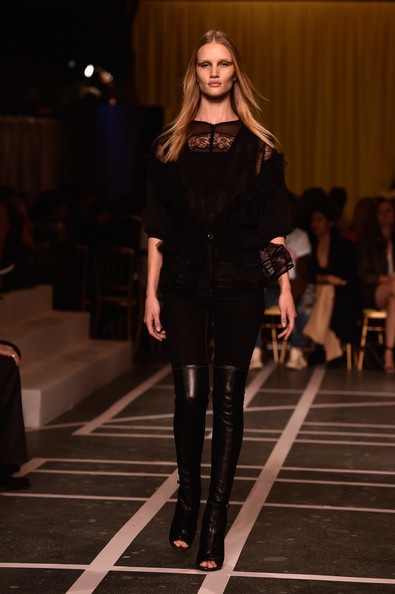 Những hình ảnh quyến rũ về siêu mẫu Anh trên sàn catwalk - 13 Rosie Huntington trình diễn trong show của Givenchy, Spring 2015