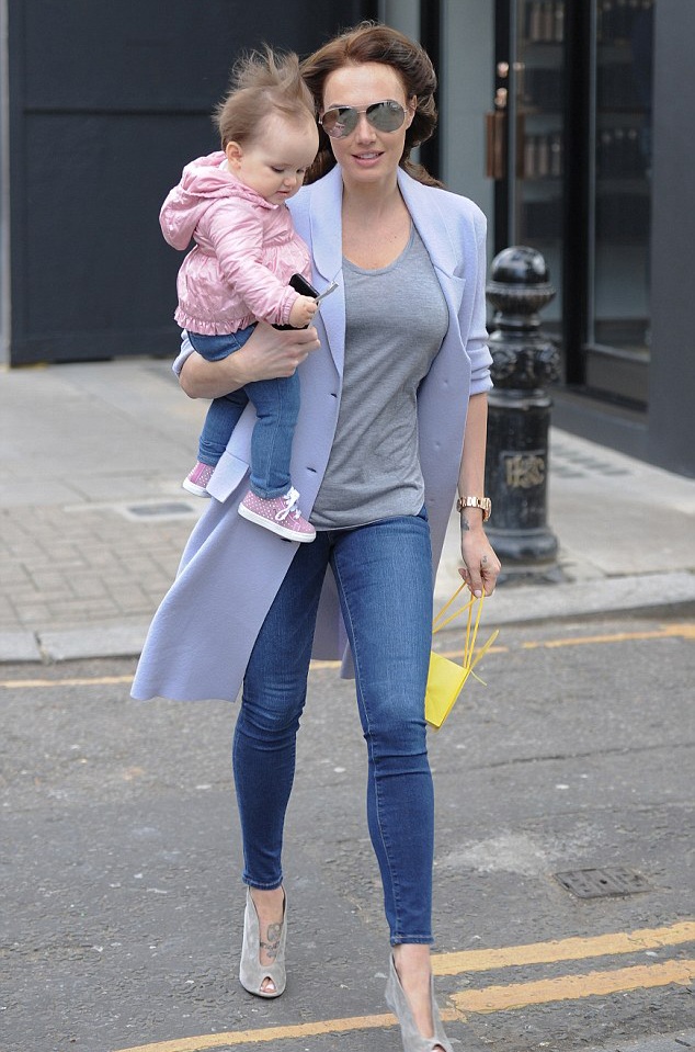 Con gái tỷ phú F1 sành điệu bế con ra phố - 1 Tamara Ecclestone