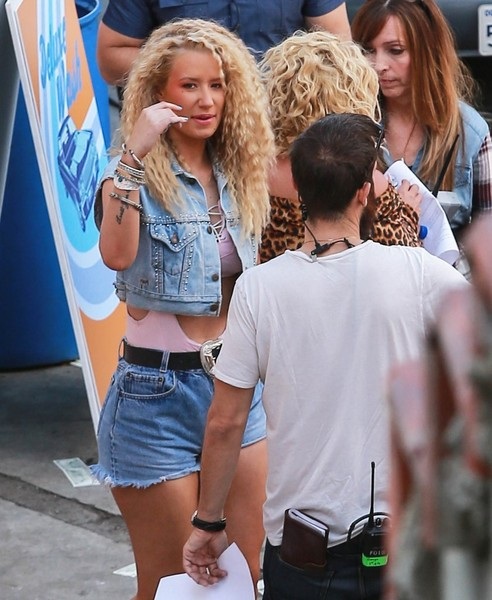 Britney lộ vẻ “xập xệ” bên đàn em - 3 Iggy