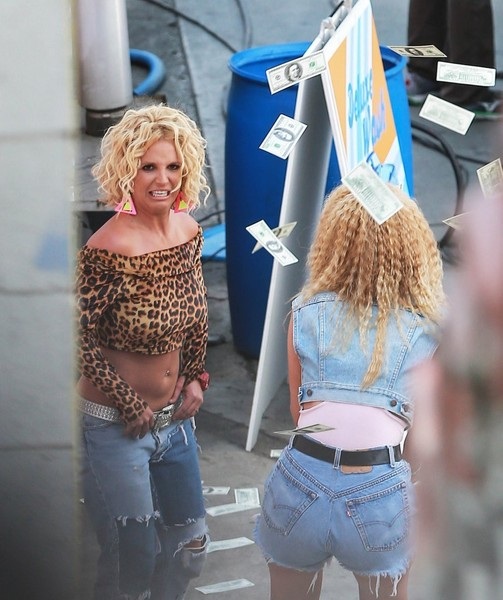 Britney lộ vẻ “xập xệ” bên đàn em - 2 Britney lộ vẻ “xập xệ” bên đàn em