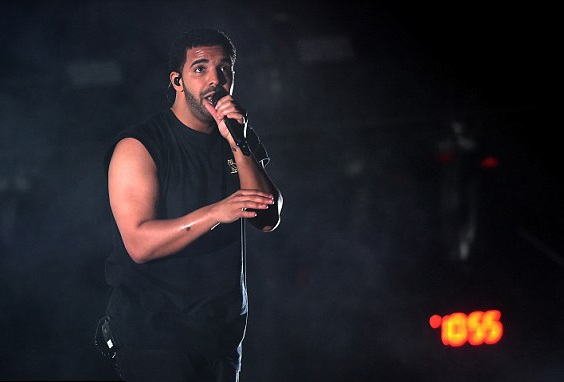 Madonna “khóa môi” đồng nghiệp trẻ trên sân khấu - 7 Madonna