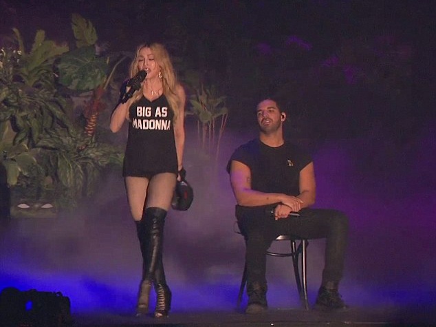 Madonna “khóa môi” đồng nghiệp trẻ trên sân khấu - 4 Madonna