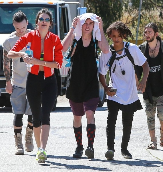 “Cậu bé Karate” Jaden Smith cài hoa lên tóc - 8 VN