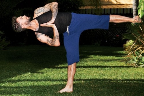 Những “sao” nổi tiếng mê tập Yoga - 8 Ca sỹ điển trai Adam Levine giữ dáng bằng Yoga
