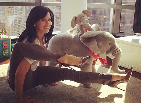 Những “sao” nổi tiếng mê tập Yoga - 5 Hilaria Baldwin