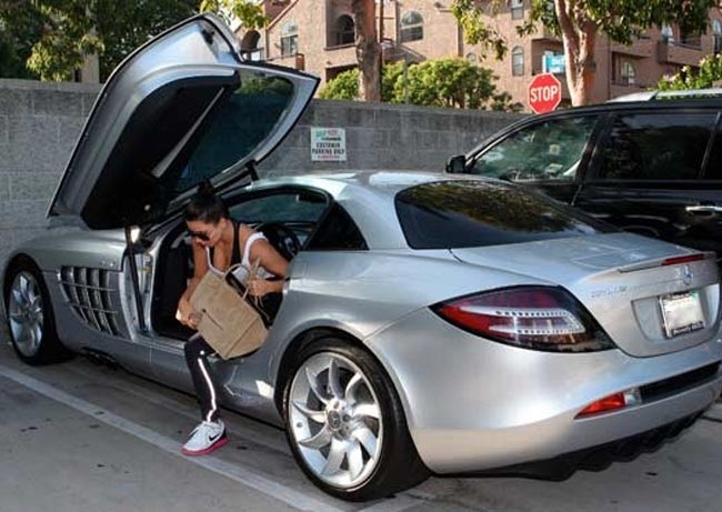 Kim Kardashian sở hữu nhiều ô tô xịn - 8 VN