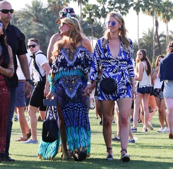 Paris Hilton tung tăng đi xem ca nhạc - 8 VN