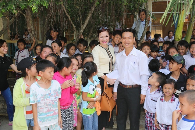 Hoa hậu Bùi Thị Hà tích cực với công tác từ thiện