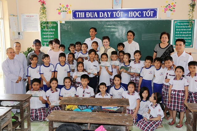 Hoa hậu Bùi Thị Hà tích cực với công tác từ thiện