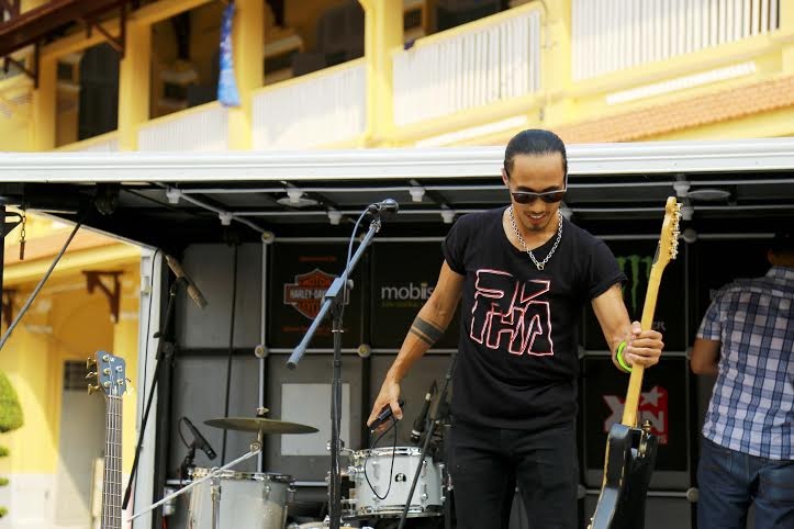 Điện thoại mạ vàng “mê hoặc” giới trẻ tại Tour nhạc “rock trên xe tải” của Phạm Anh Khoa - 1 Điện thoại mạ vàng “mê hoặc” giới trẻ tại Tour nhạc “rock trên xe tải” của Phạm Anh Khoa