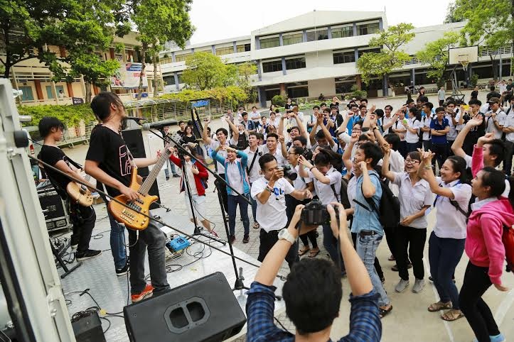 Điện thoại mạ vàng “mê hoặc” giới trẻ tại Tour nhạc “rock trên xe tải” của Phạm Anh Khoa - 2 Điện thoại mạ vàng “mê hoặc” giới trẻ tại Tour nhạc “rock trên xe tải” của Phạm Anh Khoa