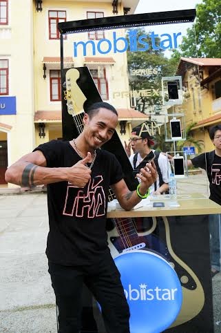 Điện thoại mạ vàng “mê hoặc” giới trẻ tại Tour nhạc “rock trên xe tải” của Phạm Anh Khoa - 4 Điện thoại mạ vàng “mê hoặc” giới trẻ tại Tour nhạc “rock trên xe tải” của Phạm Anh Khoa