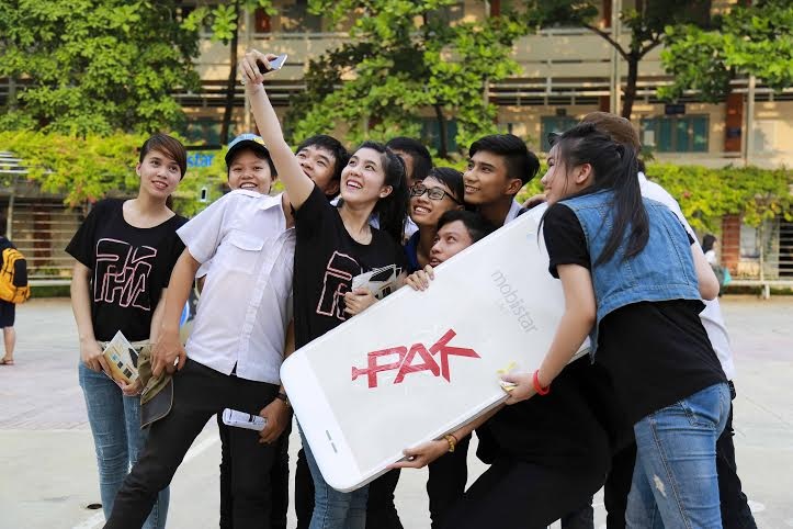 Điện thoại mạ vàng “mê hoặc” giới trẻ tại Tour nhạc “rock trên xe tải” của Phạm Anh Khoa - 5 Điện thoại mạ vàng “mê hoặc” giới trẻ tại Tour nhạc “rock trên xe tải” của Phạm Anh Khoa