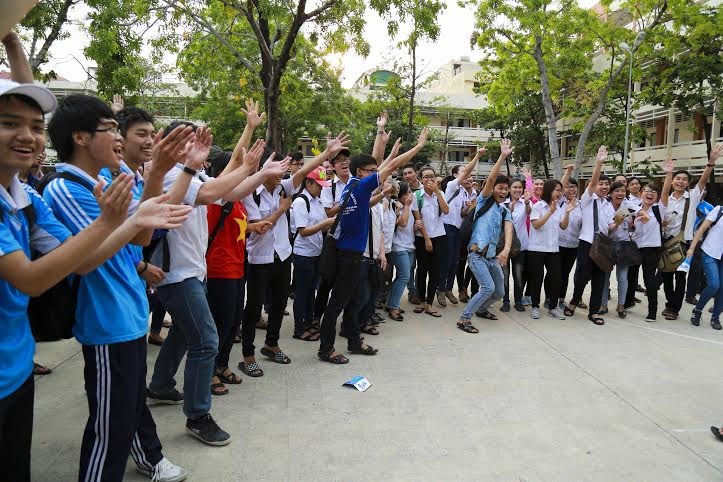 Điện thoại mạ vàng “mê hoặc” giới trẻ tại Tour nhạc “rock trên xe tải” của Phạm Anh Khoa - 6 Điện thoại mạ vàng “mê hoặc” giới trẻ tại Tour nhạc “rock trên xe tải” của Phạm Anh Khoa