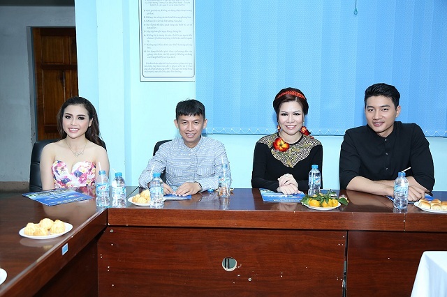 Cả 2 đều hào hứng và chăm chú theo dõi các phần thi của các thí sinh