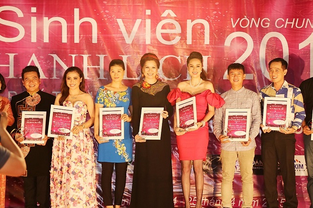 Các thành viên ban giám khảo lên sân khấu nhận kỷ niệm chương của chương trình