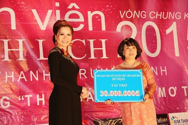 Các thành viên ban giám khảo lên sân khấu nhận kỷ niệm chương của chương trình