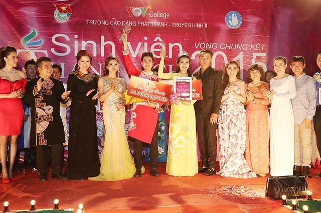 Các thành viên ban giám khảo lên sân khấu nhận kỷ niệm chương của chương trình