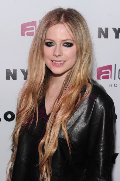 Avril Lavigne ốm nặng liền 5 tháng - 1 Avril Lavigne liệt giường 5 tháng vì phải chống chọi với bệnh Lyme
