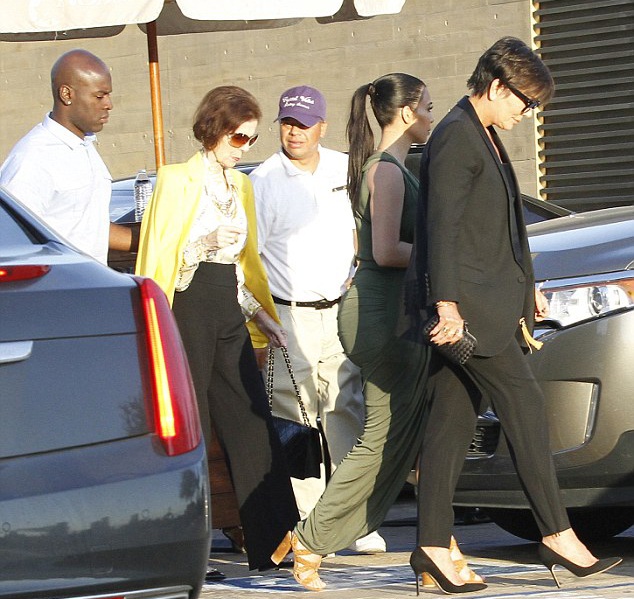 Kim Kardashian bốc lửa ra phố - 4 Kim Kardashian