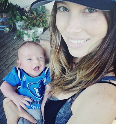 Justin Timberlake hé lộ ảnh con - 1 Justin khoe ảnh vợ con trên trang cá nhân ngày 19/4 vừa qua