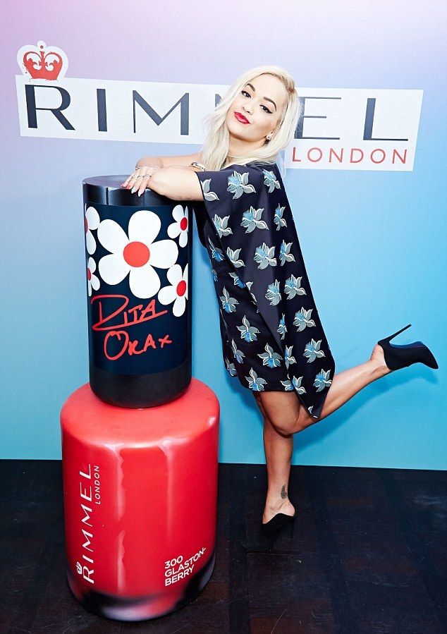Ca sỹ gợi cảm người Anh đắt show quảng cáo - 4 Rita Ora