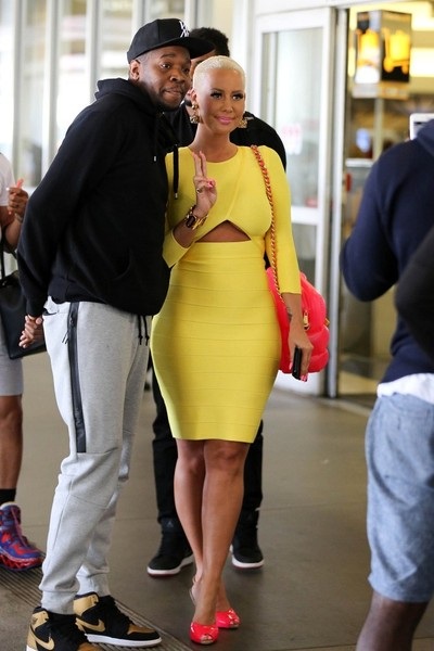 Vũ nữ thoát y táo bạo dự sự kiện