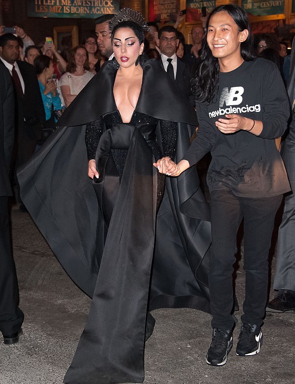 Lady Gaga gợi cảm đi ăn cùng bạn trai - 5 Lady Gaga
