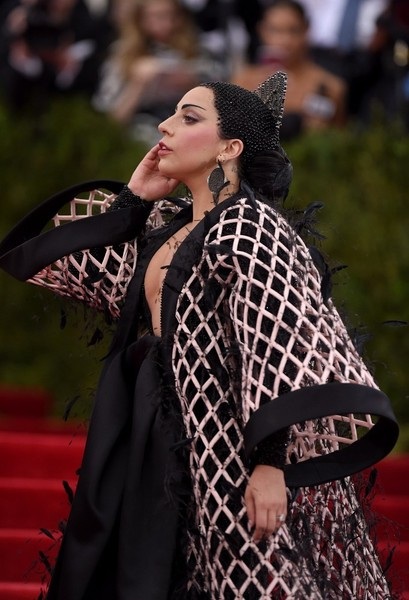 Lady Gaga gợi cảm đi ăn cùng bạn trai - 6 Phong cách thời trang của nữ ca sỹ từng giành nhiều giải Grammy rất khác người!