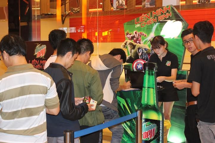 Biệt đội siêu anh hùng 2 “nhăm nhe” lọt top 3 phim ăn khách nhất - 2 Không khí hào hứng của giới trẻ VN dưới sức nóng ngùn ngụt của cơn bão Avengers