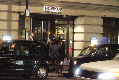 Bồ cũ Ronaldo cùng người tình mới tới London - 5 Cặp đôi cùng bạn bè rời nhà hàng sau bữa tối và đón taxi ra về