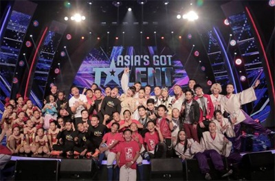 Thí sinh biểu diễn trong đêm chung kết AGT 2015.