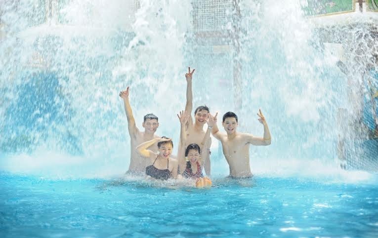 Đại thủy chiến cùng Đông Nhi, Isaac tại Vinpearlland Water Park - 2 Vui chơi thỏa thích tại Công viên nước trong nhà lớn nhất Đông Nam Á