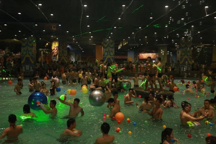 Ngôi sao The Remix 2015 “thủy chiến” tại Vinpearlland water park - 3 Và những trận “Thủy Chiến”khốc liệt