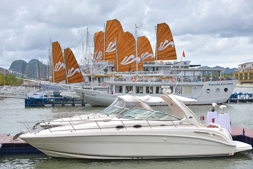 Paradise Cruises Hạ Long dành 3000 vé khuyến mại từ 0 đồng dịp hè 2015 - 3 Thuyền trưởng, tiếp viên trưởng và crew members chuẩn bị lên tàu