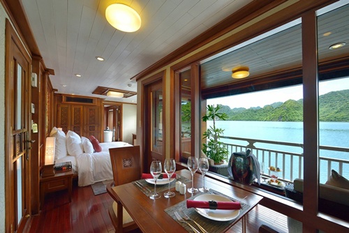 Paradise Cruises Hạ Long dành 3000 vé khuyến mại từ 0 đồng dịp hè 2015 - 4 Thuyền trưởng, tiếp viên trưởng và crew members chuẩn bị lên tàu
