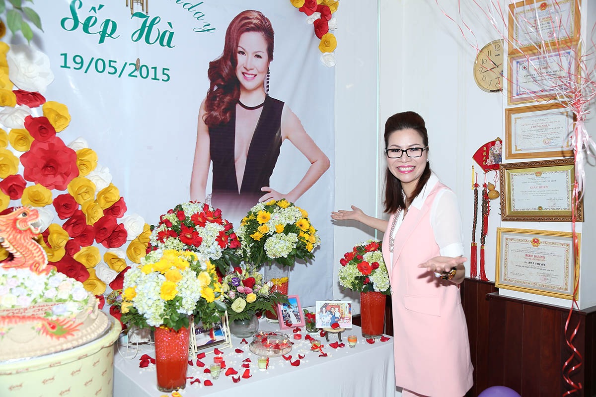 Vô cùng bất ngờ và hạnh phúc với sự chuẩn bị của nhân viên dành tặng mình