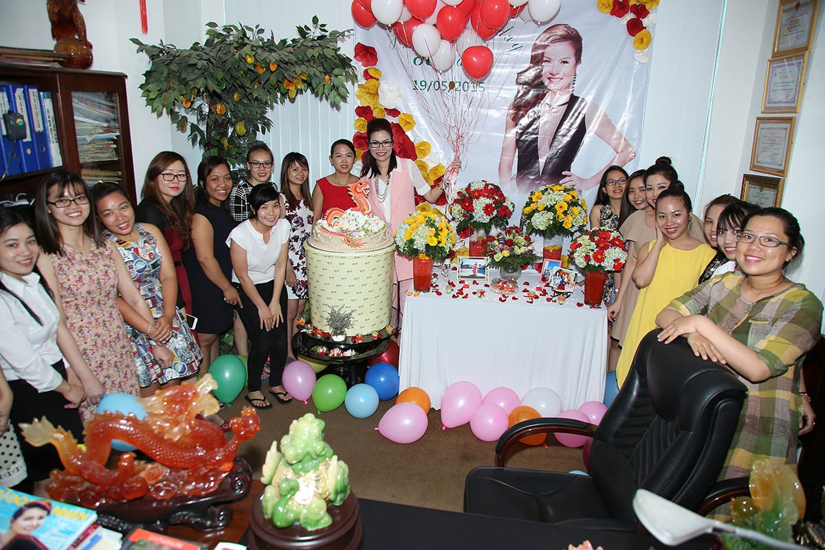 Bên các nhân viên, chị tạo cảm giác thoải mái, gần gũi như 1 gia đình