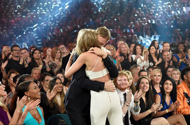 Taylor Swift ôm chặt bạn trai - 3 Taylor