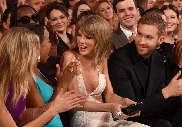 Taylor Swift ôm chặt bạn trai - 6 Taylor