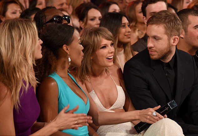 Taylor Swift ôm chặt bạn trai - 7 Taylor